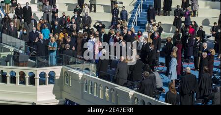 Washington, Stati Uniti. 21 Gennaio 2021. Il presidente Joseph R. Biden Jr. Prende il giuramento di carica come il 46 ° presidente degli Stati Uniti al Campidoglio a Washington, DC mercoledì 20 gennaio 2021. La Corte Suprema degli Stati Uniti la giustizia principale John Roberts amministra il giuramento come moglie di Biden il Dott. Jill Biden tiene la bibbia della famiglia. Gli ex presidenti Bill Clinton, George W. Bush e Barack Obama hanno ragione. Photo by Pat Benic/UPI Credit: UPI/Alamy Live News Foto Stock