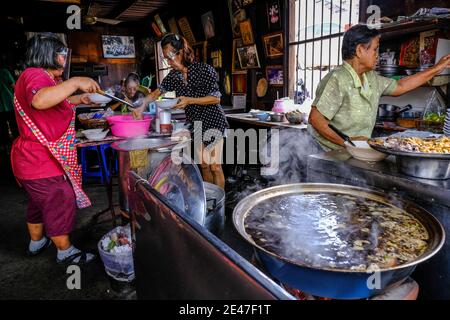 Le Signore cucinano cibo tailandese in un ristorante nel centro storico di Chanthaburi, Thailandia Foto Stock