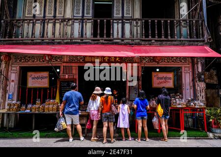 I turisti acquistano souvenir da una piccola impresa nella città vecchia di Chanthaburi, Thailandia Foto Stock