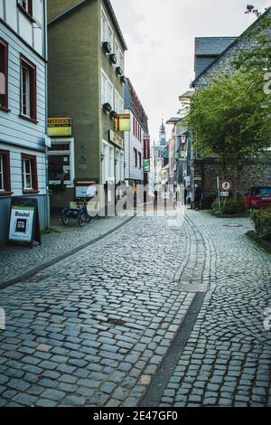 MONSCHAU, GERMANIA - mai 22 2019: Piccola e pittoresca città nella regione di Eifel, in Noth Rhine-Westfalia. E' famosa per le sue case a graticcio e per il suo co Foto Stock