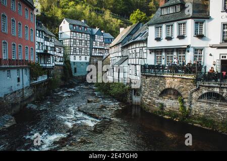 MONSCHAU, GERMANIA - mai 22 2019: Piccola e pittoresca città nella regione di Eifel, in Noth Rhine-Westfalia. E' famosa per le sue case a graticcio e per il suo co Foto Stock