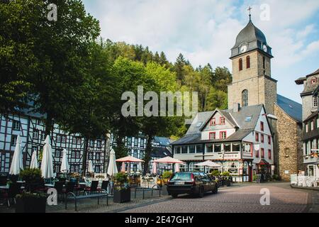 MONSCHAU, GERMANIA - mai 22 2019: Piccola e pittoresca città nella regione di Eifel, in Noth Rhine-Westfalia. E' famosa per le sue case a graticcio e per il suo co Foto Stock