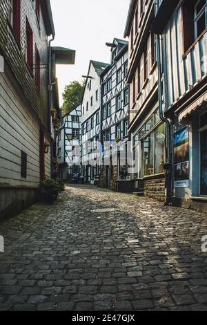 MONSCHAU, GERMANIA - mai 22 2019: Piccola e pittoresca città nella regione di Eifel, in Noth Rhine-Westfalia. E' famosa per le sue case a graticcio e per il suo co Foto Stock