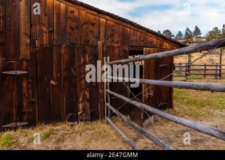 L'edificio dell'Riddle Brothers Ranch su Steens Mountain è stato conservato come un primo esempio di insediamento nell'Oregon orientale, Stati Uniti Foto Stock