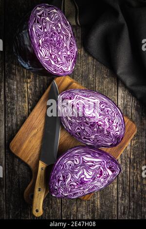 Cavolo rosso fresco sul tagliere. Vista dall'alto. Foto Stock