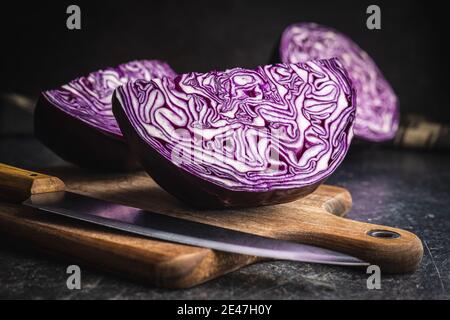 Cavolo rosso fresco sul tagliere. Foto Stock