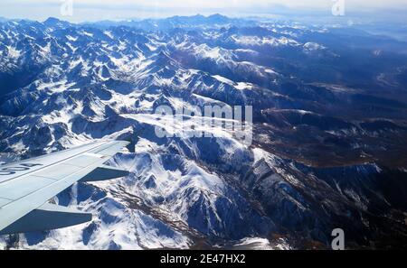 Natura Paesaggi sfondo delle montagne nella neve, vista dall'alto in aereo. Fotografia aerea sfondi Foto Stock