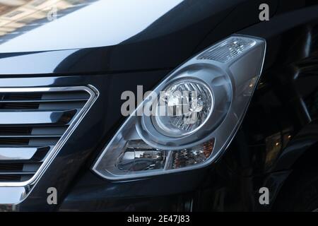 faro su un'auto moderna nera, closeup, che è molto moderno e contemporaneo nel design e nello stile Foto Stock
