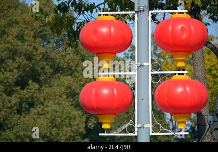 Colorate esposizioni rosse lungo le strade di Jiaxing, Zhejiang gennaio 2020. Migliaia di persone stanno fiancheggiano le strade per il nuovo anno cinese 2021 Foto Stock