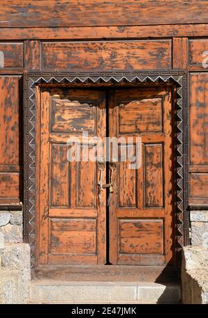 Design comune di architettura nella regione Shangri la di Yunnan. Questo stile di porta può essere trovato tutto intorno Foto Stock