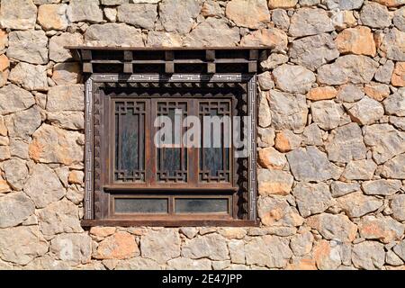 Design comune di architettura nella regione Shangri la di Yunnan. Questo stile di finestra può essere trovato tutto intorno. Foto Stock