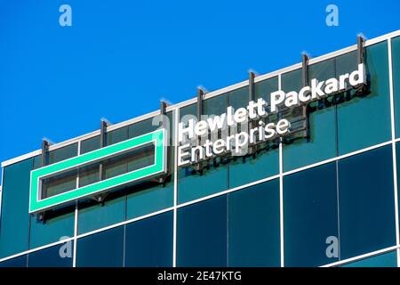 Hewlett Packard Enterprise firma, logo sulla sede centrale della società di tecnologia informatica aziendale in Silicon Valley - San Jose, California, Foto Stock