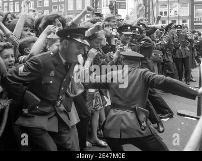 La polizia ha lottato per tenere indietro la folla dei fan dei Beatles quando la rock band inglese è arrivata ad Amsterdam, nell'Olanda del Nord, il 5 giugno 1964. Foto Stock