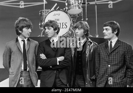 I Beatles (con Jimmie Nichols in piedi per Ringo Starr) in una apparizione televisiva a Treslong a Hillegom, Paesi Bassi, non lontano da Amsterdam, il 5 giugno 1964. Foto Stock