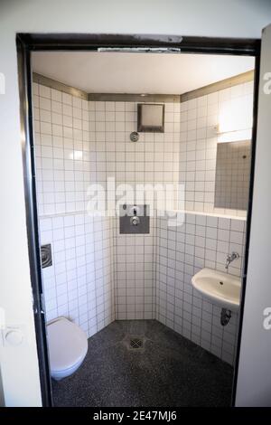 21 gennaio 2021, Schleswig-Holstein, Neumünster: Vista del bagno e della toilette in una stanza delle celle in un'ala del Centro di detenzione per giovani di Moltsfelde, scattata durante una sessione fotografica. Foto: Christian Charisius/dpa Foto Stock