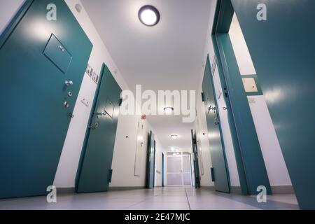 21 gennaio 2021, Schleswig-Holstein, Neumünster: Vista di un corridoio con stanze delle celle in un'ala del Centro di detenzione per giovani di Moltsfelde, scattata durante una sessione fotografica. Foto: Christian Charisius/dpa Foto Stock