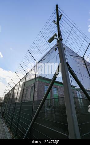 21 gennaio 2021, Schleswig-Holstein, Neumünster: I terreni del centro di detenzione per giovani di Moltsfelde sono protetti da un recinto alto e filo spinato. Foto: Christian Charisius/dpa Foto Stock