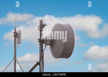 Primo piano della torre di comunicazione con antenne come una torre di telefono cellulare, torre di telefono cellulare, polo del telefono ecc stare sulla montagna sul cielo bianco backgr Foto Stock