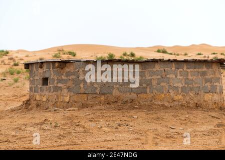 Acqua grande vecchia bene nella steppa. Foto Stock