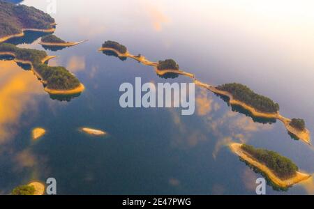 Hangzhou, Cina. 21 Gennaio 2021. La bellezza del lago delle mille isole sotto il tramonto a Hangzhou, Zhejiang, Cina il 21 gennaio 2021.(Foto da TPG/cnsphotos) Credit: TopPhoto/Alamy Live News Foto Stock