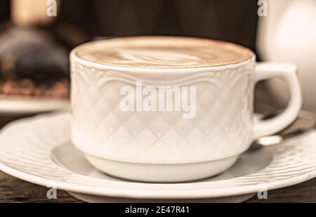 Cappuccino in una tazza, latte caldo, caffè delizioso. Tempo di coffe. Caffè, caffè o caffè al caffè al mattino. Primo piano. Caffè amorevole. Tazza di Foto Stock