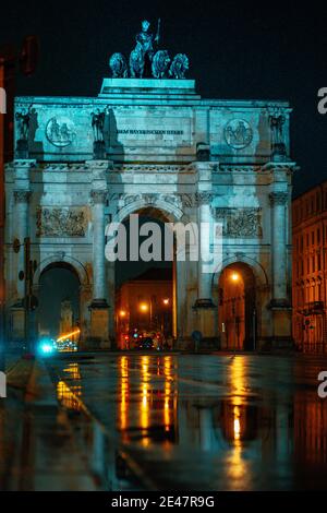 Scatto verticale dello storico arco trionfale Siegestor di notte A Monaco, Germania Foto Stock