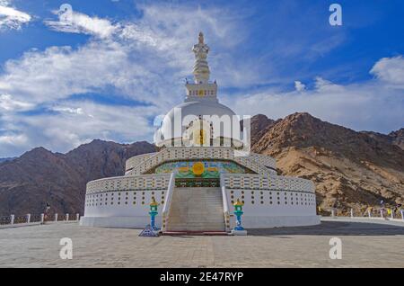 Shanti Stupa uno stupa buddista a cupola bianca su una collina in Chantspa, distretto di Leh, Ladakh, India Foto Stock