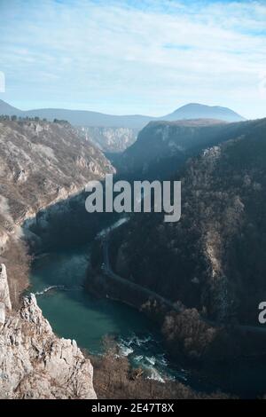 BOSANSKA KRUPA, BOSNIA-ERZEGOVINA - 02 dicembre 2018: Una River Canyon, Bosanska Krupa località. Un luogo che collega due comuni vicini Foto Stock