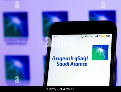 In questa foto illustrazione Saudi Arabian Oil Company (Saudi Aramco) logo visualizzato sullo smartphone Foto Stock