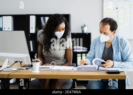 African American Accountant Business People in Face Mask Foto Stock