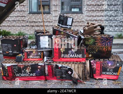 COPENHAGEN, DANIMARCA - 01 gennaio 2021: Mucchio di rifiuti di fuochi d'artificio - il giorno dopo la vigilia di Capodanno 2020 a Copenhagen Foto Stock