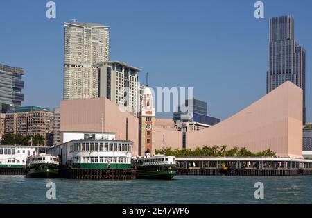 Star FERRIES sul molo pubblico di Kowloon. Le famose barche portano i passeggeri a Hong Kong in modo efficiente ed economico. Foto Stock