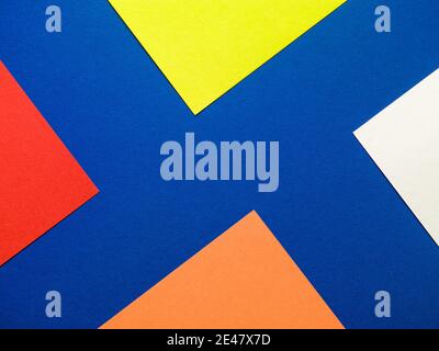 Immagine di sfondo geometrico blu-giallo-rosso-arancione-bianco, texture. Foto Stock