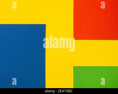 Vista dall'alto dello sfondo colorato di carta giallo astratto, rosso, blu e verde, scatto panoramico Foto Stock