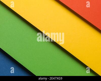 Sfondo astratto della composizione geometrica della carta di colore blu, verde, giallo e rosso Foto Stock