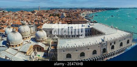 Venezia, Italia: Panorama grandangolare drone aereo della città di Venezia dal mediterraneo. Venezia o Venezia dall'alto Foto Stock