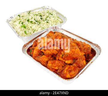 Pollo curry pasto di togliere con riso in contenitori di alluminio isolato su sfondo bianco Foto Stock