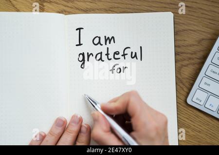 Giornale di gratitudine. Scrittura sono riconoscente concetto Foto Stock