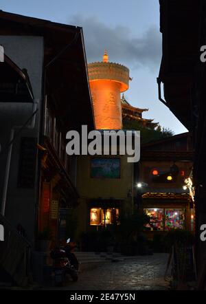 All'interno di Dukezong, la parte vecchia ricostruita di Shangri la nella provincia di Yunnan. Edifici in legno e strade acciottolate in stile tibetano. Foto Stock