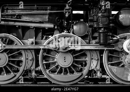 Primo piano in scala di grigi di una vecchia locomotiva a vapore vintage dettagli del meccanismo Foto Stock