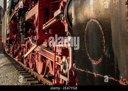 Primo piano di un vecchio meccanismo a ruota di locomotiva a vapore d'epoca dettagli Foto Stock