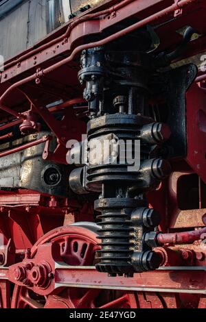 Primo piano di una vecchia ruota di locomotiva a vapore d'epoca dettagli del meccanismo Foto Stock