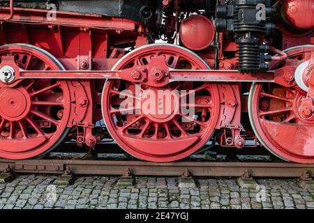 Primo piano di un vecchio meccanismo a ruota di locomotiva a vapore d'epoca dettagli Foto Stock