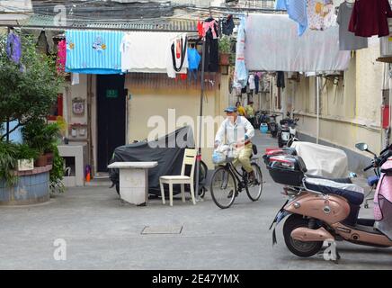 Scena di strada in una vecchia comunità di Shanghai, queste case a maglia stretta sono probabilmente da demolire 2021. I quartieri scompariranno per gli alloggi moderni. Foto Stock