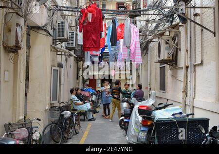 Scena di strada in una vecchia comunità di Shanghai, queste case a maglia stretta sono probabilmente da demolire 2021. I quartieri scompariranno per gli alloggi moderni. Foto Stock