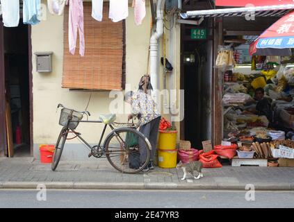 Scena di strada in una vecchia comunità di Shanghai, queste case a maglia stretta sono probabilmente da demolire 2021. I quartieri scompariranno per gli alloggi moderni. Foto Stock