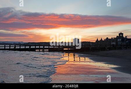 Portobello, Edimburgo, Scozia. 22 gennaio 2021. UK Cool Sunrise al mare con una temperatura di 2 gradi centigradi e un vento bitingly freddo per renderlo più fresco dal Firth of Forth. Le nuvole del mattino presto si riflettevano nella sabbia bagnata. Credit: Arch White/Alamy Live News. Foto Stock