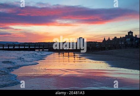 Portobello, Edimburgo, Scozia. 22 gennaio 2021. UK Cool Sunrise al mare con una temperatura di 2 gradi centigradi e un vento bitingly freddo per renderlo più fresco dal Firth of Forth. Le nuvole del mattino presto si riflettevano nella sabbia bagnata. Credit: Arch White/Alamy Live News. Foto Stock