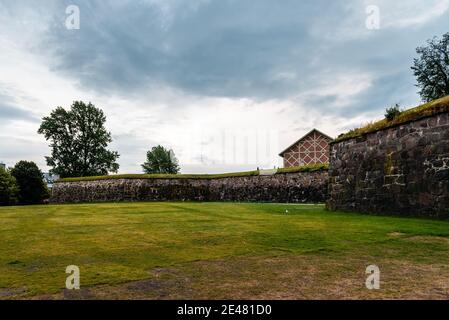 La storica fortezza di Akershus a Oslo. Vista dei bastioni un giorno nuvoloso d'estate Foto Stock
