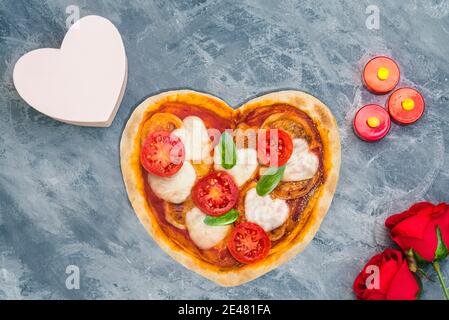 pizza con forma di cuore per san valentino Foto Stock